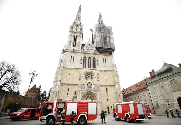 Zagreb: Vatrogasci ispred Katedrale