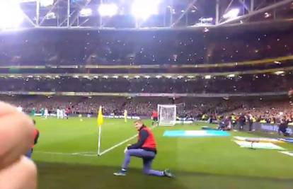 Irski igrač maknuo se navijaču  kako bi ovaj vidio gol  za 1-0...