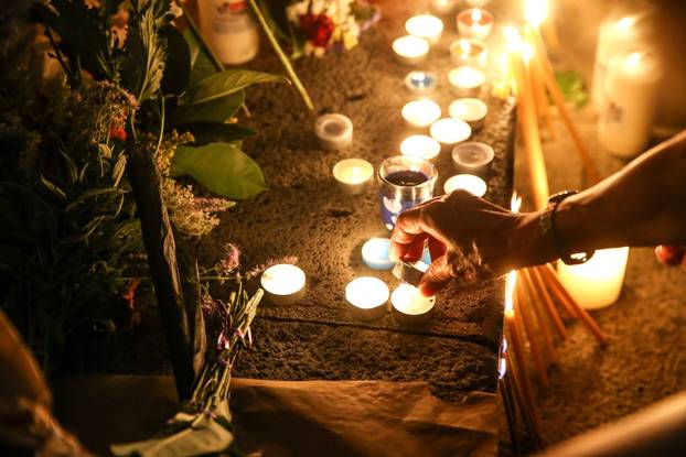 Građani Beograda odali počast Arsenu, Matiji i Gabi Novak