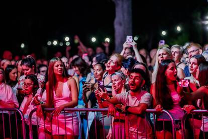 FOTO Danijela Martinović imala koncert u Splitu: Iz prvog reda sve pratio i njezin dečko Josip