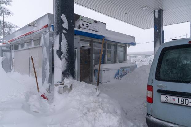 Korenica: Jako snježno nevrijeme stvorilo velike probleme u prometu