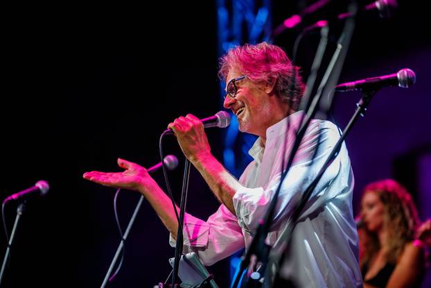 Vela Luka: Koncert u čast Oliveru Dragojeviću ispred crkve sv. Josipa