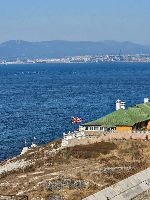 FOTO Majmuni su nam skakali po glavama na Gibraltaru i jeli iz ruke. Mame su pokazale zube