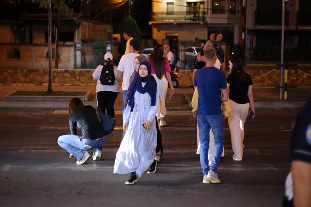 Novi Pazar: Građani i studenti održali su 17 minuta tišine ispred Gradske uprave, nakon toga su nastavili blokirati magistralni put