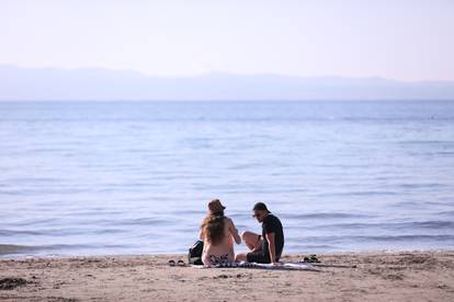 FOTO Kupaće gaće, ručnik preko leđa i pravac na Bačvice: Sunčan dan izmamio kupače na more...