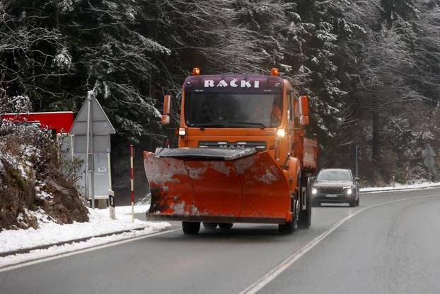 Snijeg je zabijelo Gorski Kotar 