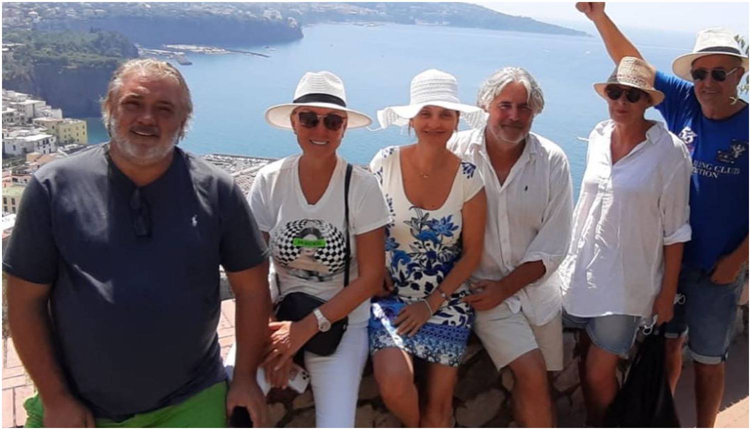 Brena ne miruje: S prijateljima i Bobom 'skoknula' do Sardinije