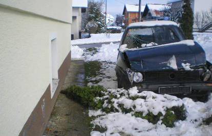 Pijan se zabio autom u bor pa u zid kuće u Grabovcu