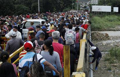 Stanje je kritično: Sve veći broj ljudi želi napustiti Venezuelu