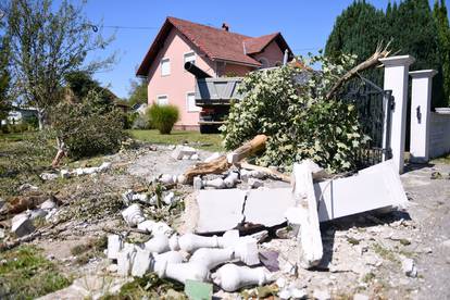 FOTO Užas u Garešnici: Teretnim kamionom se zabio u obiteljsku kuću, stavili stup da se ne uruši