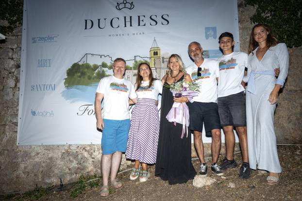 FOTO Karlobag zasjao u znaku mode i glazbe: Duchess revija i koncert Nine Badrić na Fortici