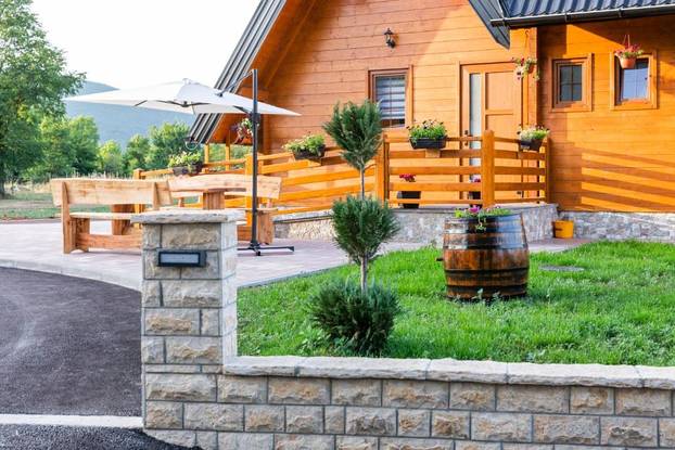 FOTO Zavirili smo u skrivenu drvenu oazu nadomak Plitvica