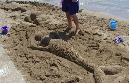 Sirena na plaži u Dućama plijenila pozornost turista