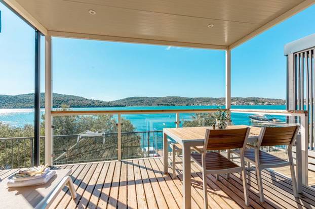 Prodaje se luksuzna mobilna kućica u Tisnom kraj plaže. Ima 22 kvadrata. Cijena? 'Povoljna'