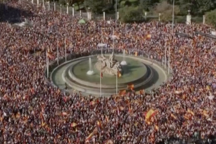 Deseci tisuća prosvjednika u Španjolskoj mobilizirali su se protiv katalonskog zakona o amnestiji