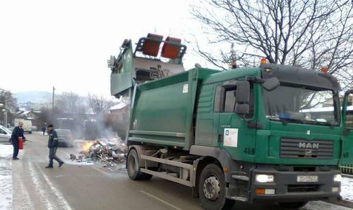 U vožnji se zapalio kamion gradske čistoće pun smeća