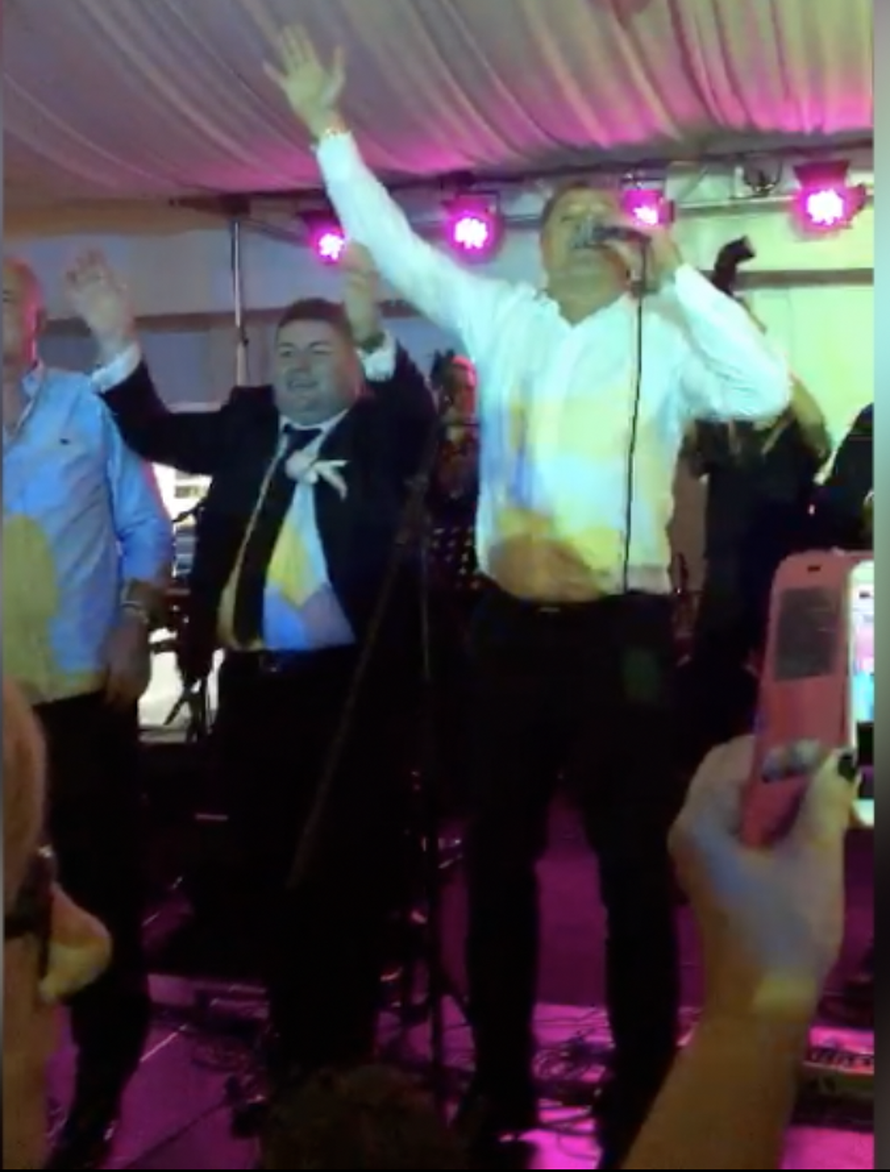 Ukrao je show i na Bujančevoj svadbi: Bacio štake i zapjevao