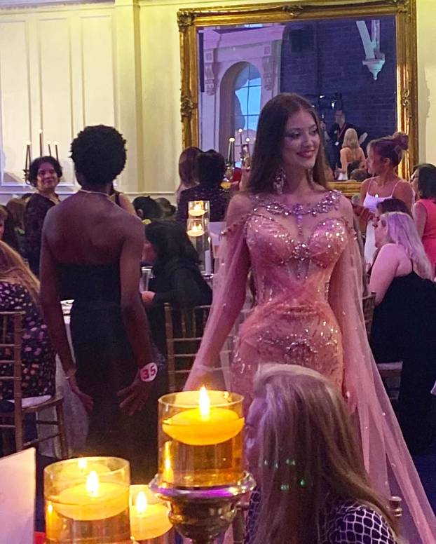 FOTO U Engleskoj pobijedio prvi AI klon misice! Jessica govori 150 jezika. Pljušte kritike...