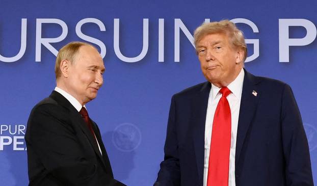 Putinove grimase, Trumpovo salutiranje i prenemaganje: 100 fotografija sastanka s Aljaske