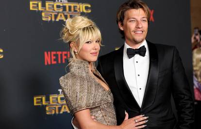 Izazovna haljina mlade glumice: Millie Bobby Brown zablistala na premijeri u pratnji supruga