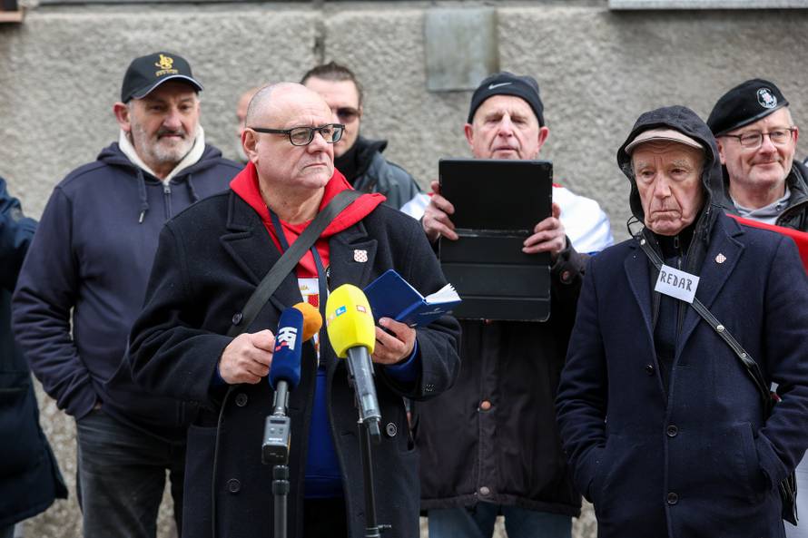 Prosvjednici  su stigli pred stan Tomislava Tomaševića i najavili  da će pjevati Thompsonove pjesme 