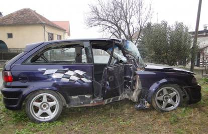 Slatina: Izgubio nadzor nad Opel Astrom i zabio se u stup