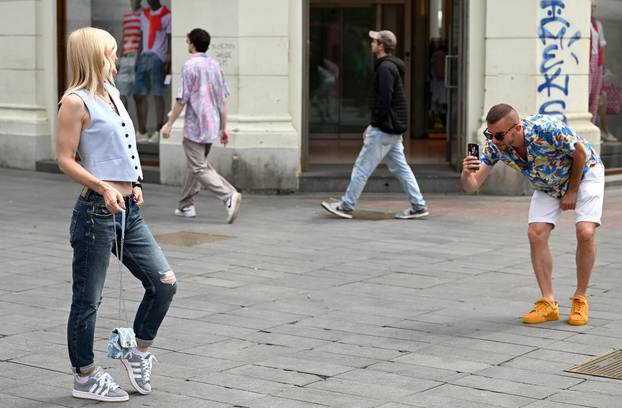 Zagreb: Uršula Tolj s prijateljem u šetnji gradom
