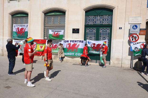 Split: Interventna policija krenula u skidanje navijačkih zastava Walesa s pročelja zgrade na Rivi