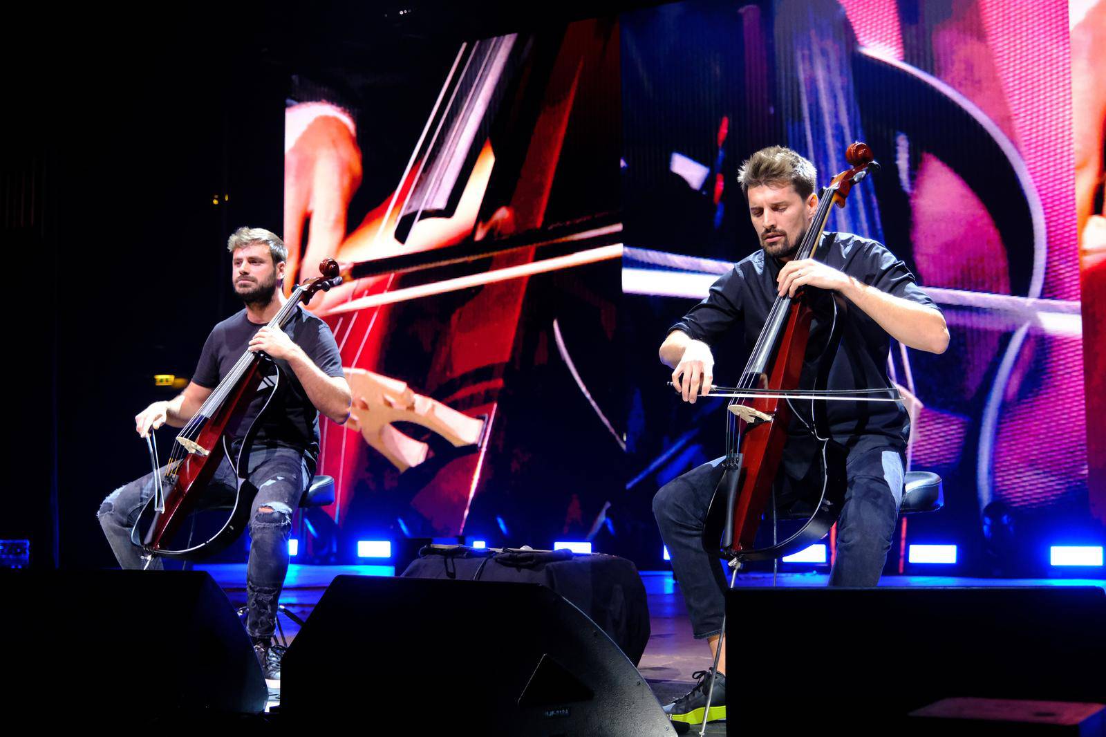 Nastup 2Cellos u zagrebačkoj  Areni u sklopu svjetske oproštajne turneje