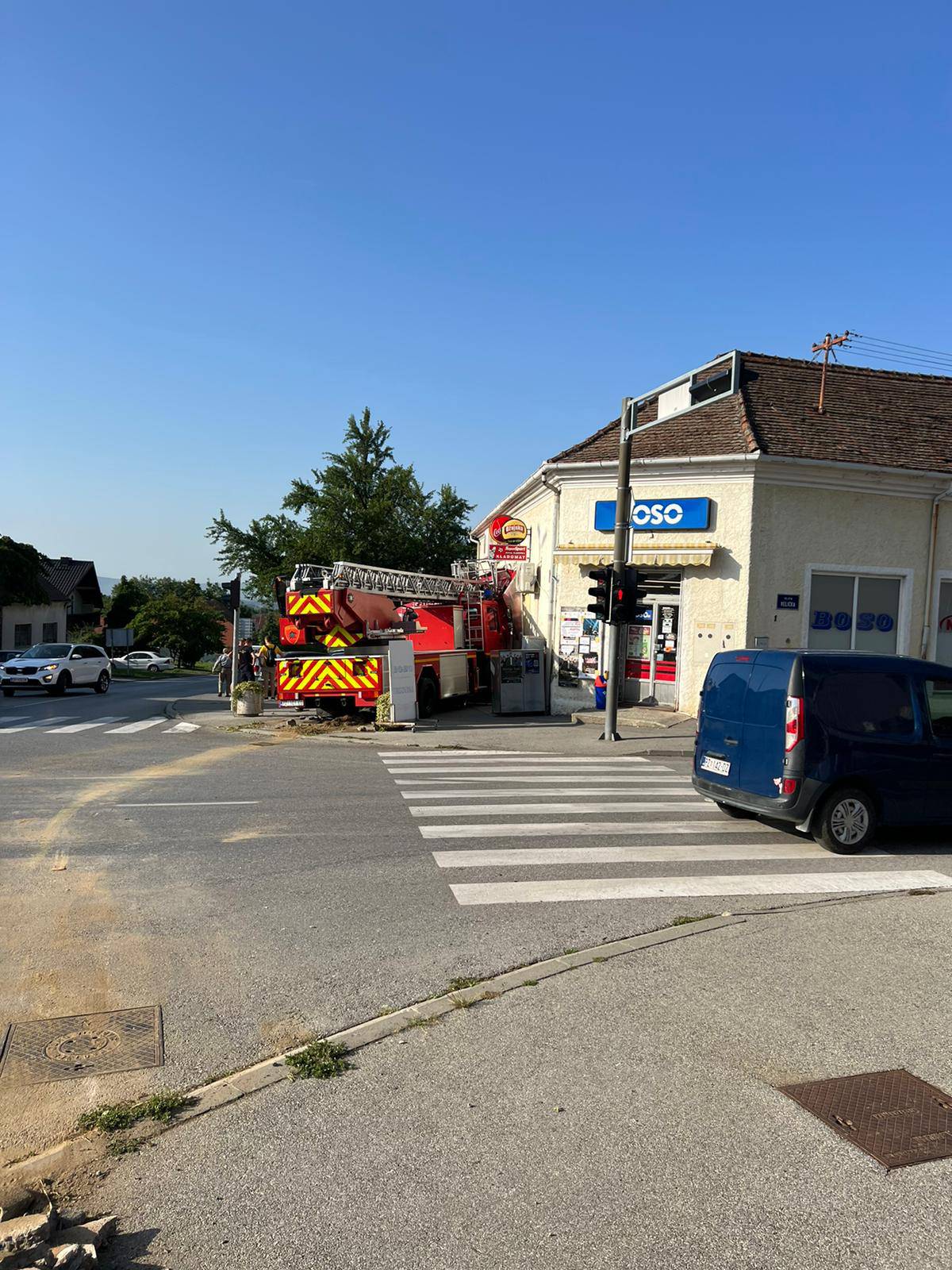 FOTO Vatrogasni kamion pomeo je terasu kafića kod Požege: 'Ne znamo kako je do toga došlo'