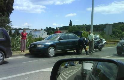 Policajac mu priskočio u pomoć i zamijenio gumu