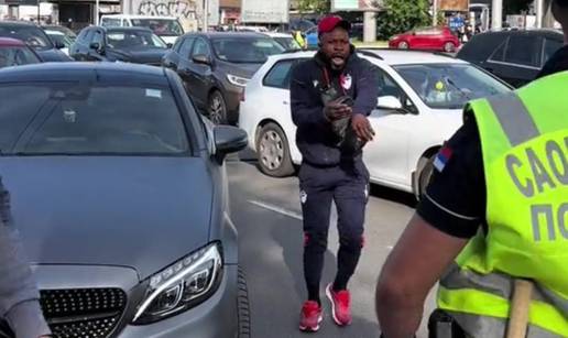 VIDEO 'Brate, I play now!' Igrač Zvezde kasnio na veliki derbi. Pogledajte reakciju policajca