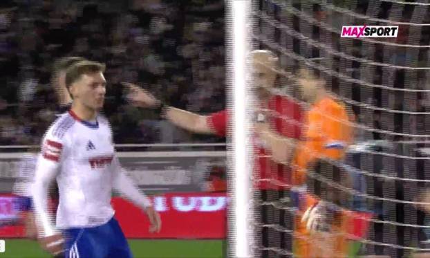 FOTO/VIDEO Festival bizarnosti: Metlama čistili snijeg u Osijeku, Sigur pljuvao, a Sanchez divljao