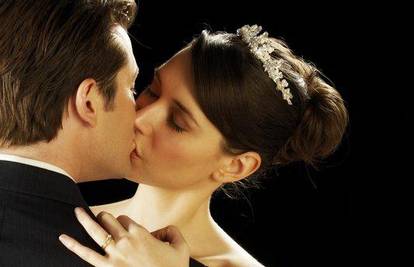 Poljubac u ponoć donosi bračnu sreću cijele godine
