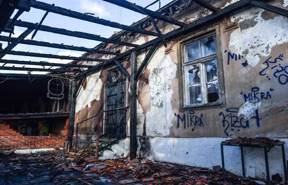 Bacali petarde i zapalili terasu zatvorenog restorana 'Zrinski'