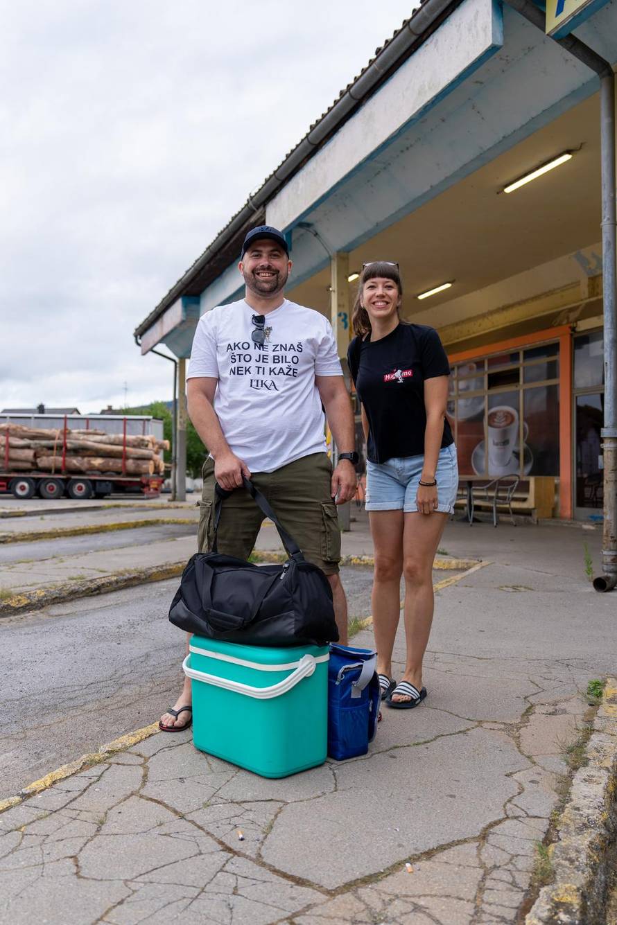 Iz Otočca krenuli autobusi na koncert Marka Perkovića Thompsona