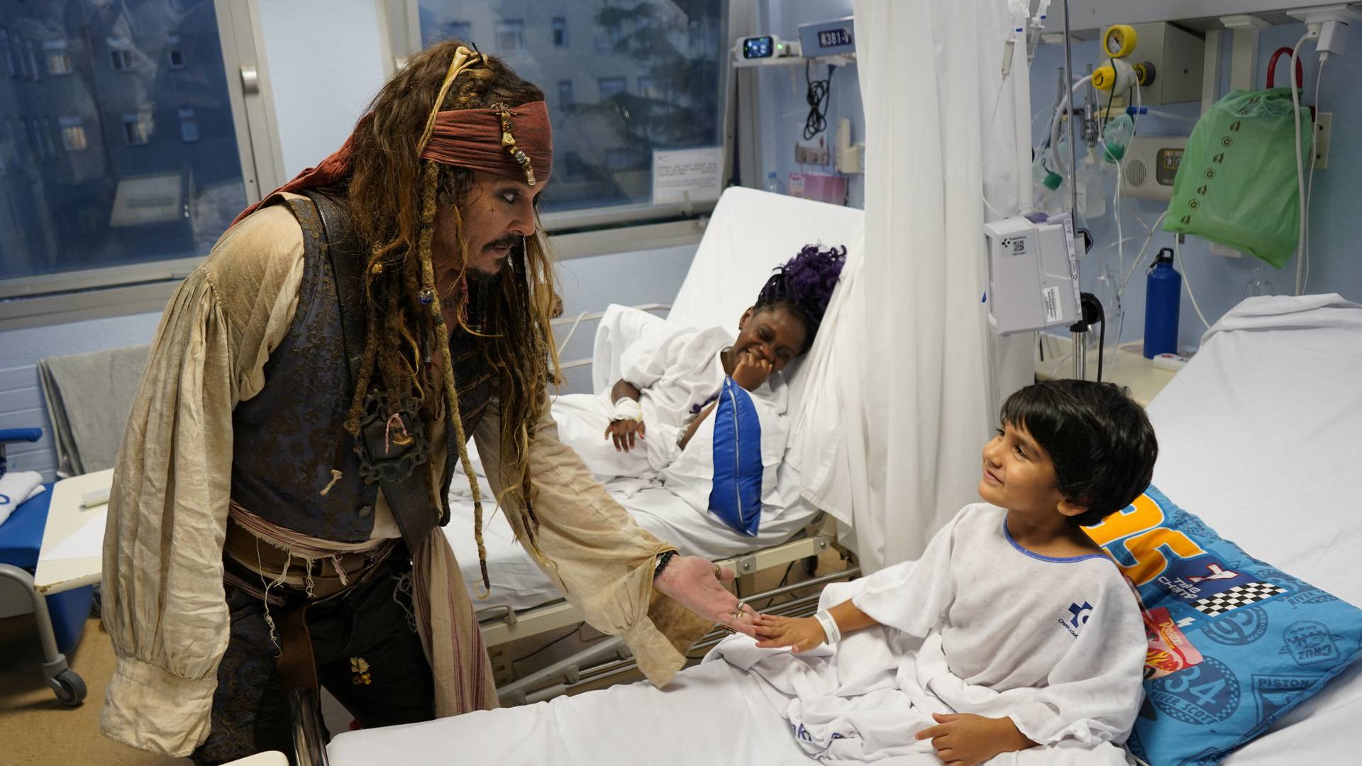 Johnny Depp surprises children in hospital dressed as Jack Sparrow in San Sebastian