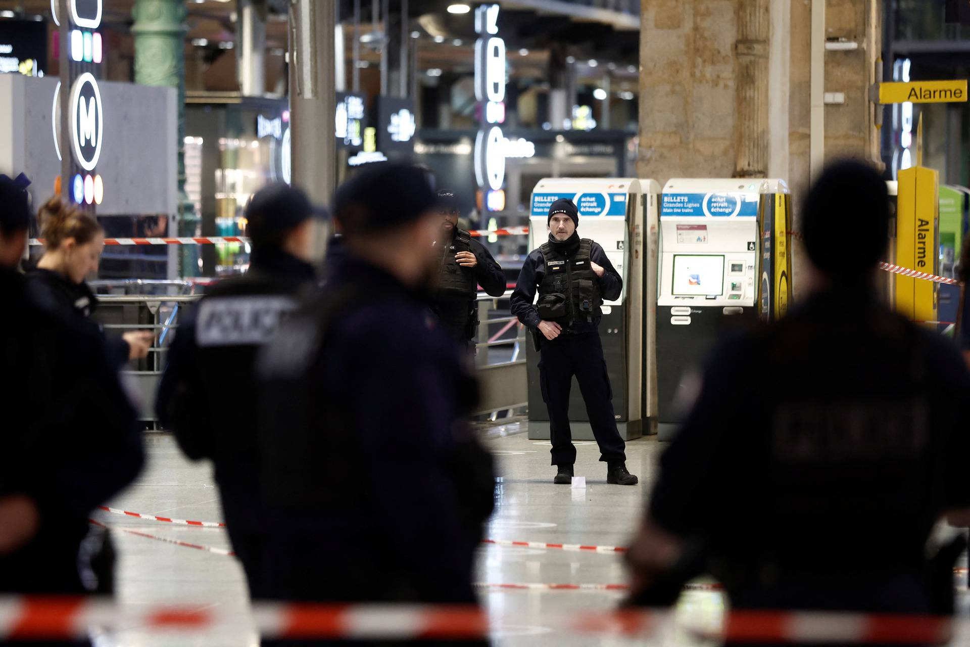 Man with knife wounds several at Paris' Gare du Nord station