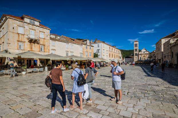 Turisti u obilasku grada Hvara uživaju u lijepom vremenu