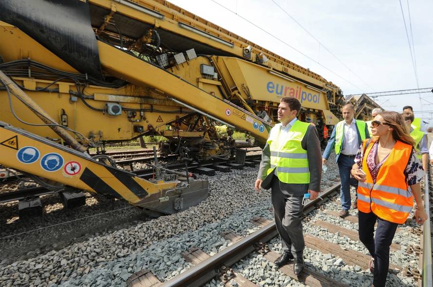 Ministra Butkovic obišao radove na obnovi željezničke pruge u Savskom Marofu