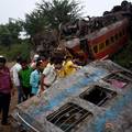 U stravičnoj nesreći u Indiji najmanje 261 poginuli: Vlak izletio s tračnica i udario drugi