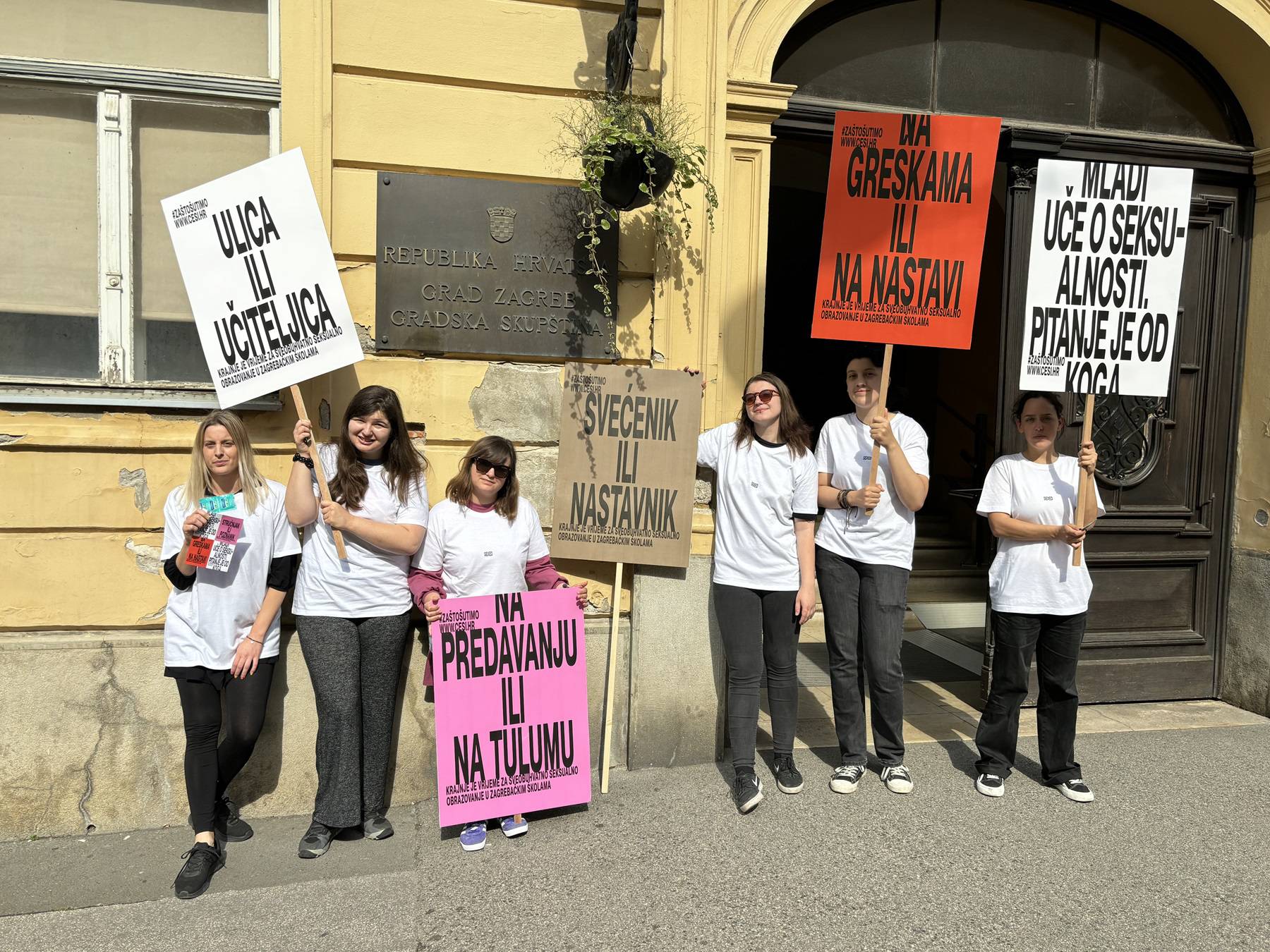 Volonteri dviju udruga ispred Gradske skupštine u Zagrebu zastupnicima dijelili kondome