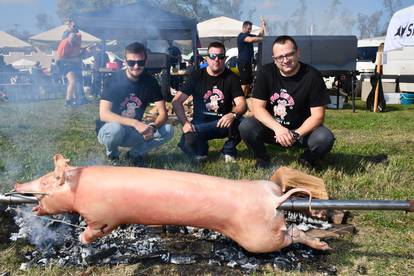 FOTO Pečenkijada u Slavonskom Brodu okupila brojne ljubitelje motora i mesa s ražnja