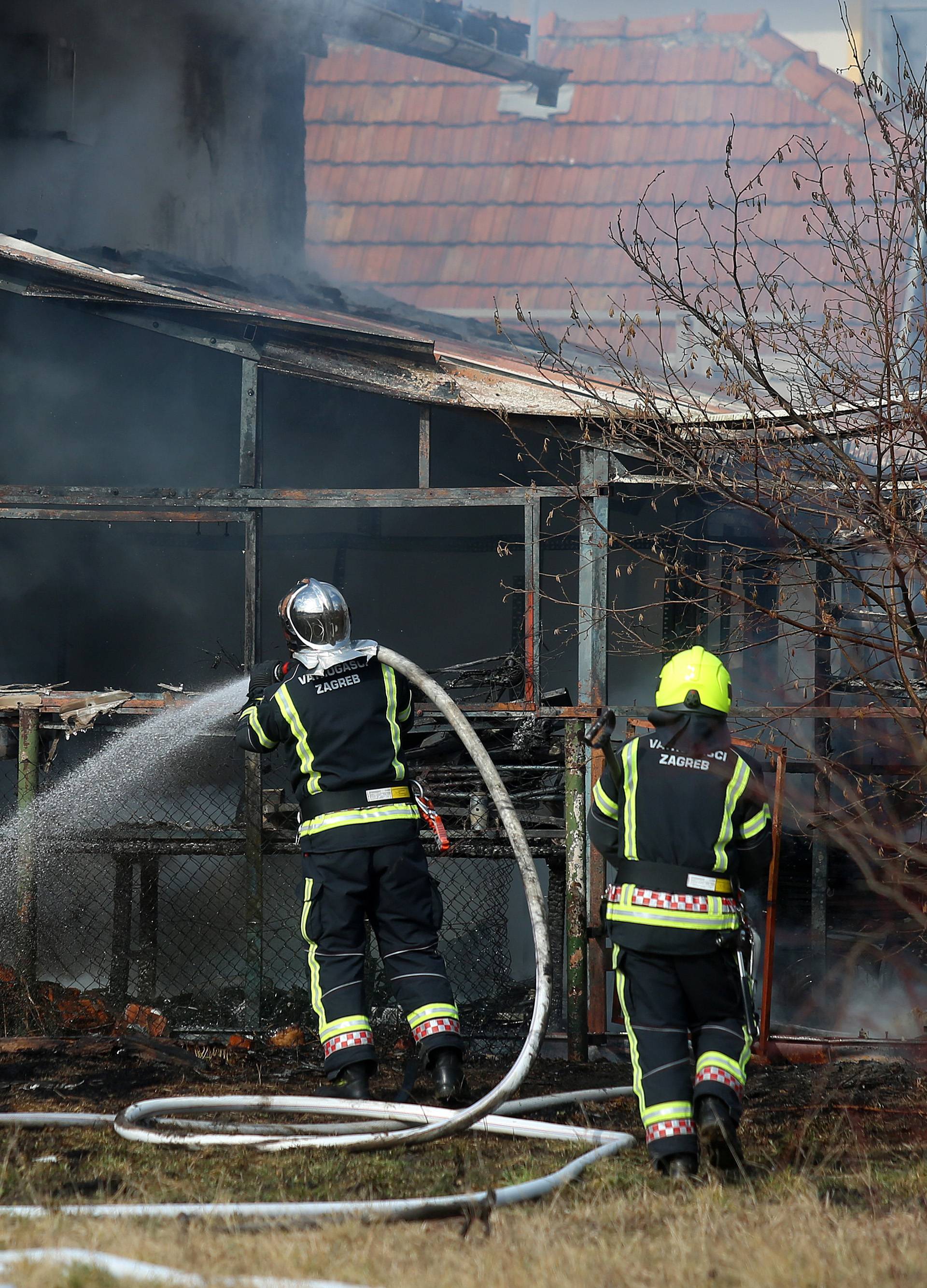 Požar na zagrebačkom Trnju: Gori krovište obiteljske kuće