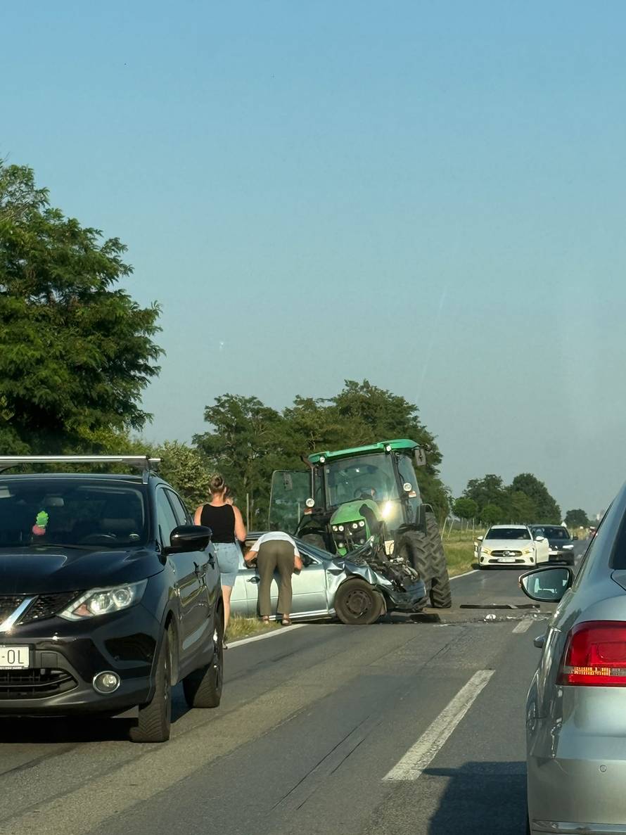 FOTO Sudarili se auto i traktor kod Valpova: 'Izgledalo je baš loše, svi su izašli pomagati...'