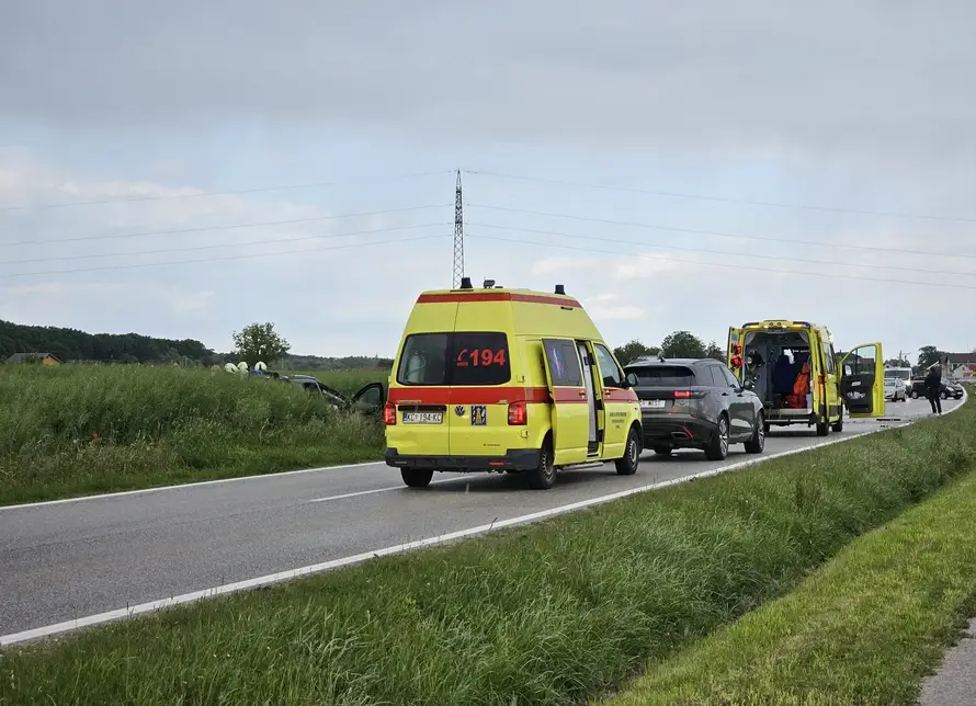 Težak sudar dva automobila kod Koprivnice: Četvero ozlijeđenih,  vatrogasci ih izvlačili iz vozila!