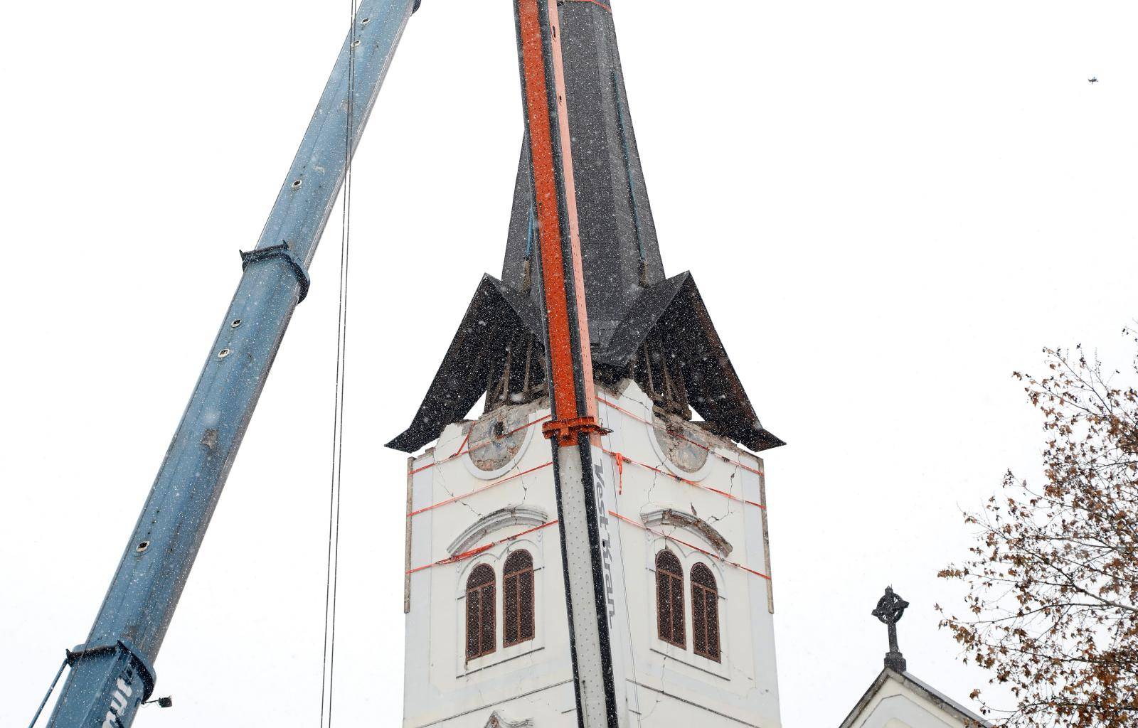 Uklonjen je toranj sisačke katedrale stradale u potresu