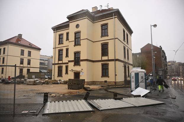 Zagreb: Olujni vjetar rušio bicikle i skele 