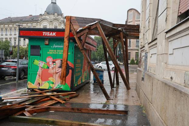 Osijek: Jak vjetar srušio drvenu skelu