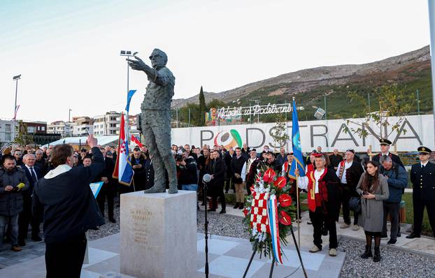 Podstrana: Predsjednik Vlade Andrej Plenković na svečanosti otkrivanja spomenika dr. Franji Tuđmanu